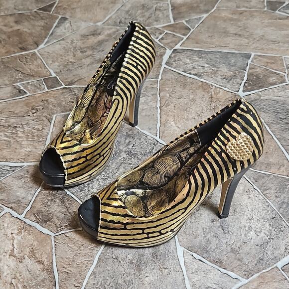 New in Box Iron Fist Ladies Hands Off Peeptoe  Platform Gold Heels Sz 5 - Picture 2 of 13